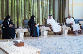 حاكم رأس الخيمة يطلع على خطط وبرامج وزارة تنمية المجتمع