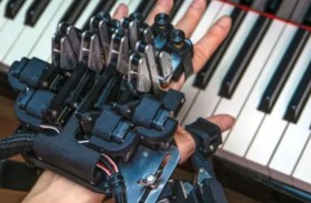 قفاز ذكي يعزز سرعة ومهارة عازفي البيانو