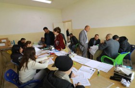 سوريون أكراد يتدفقون إلى مراكز حكومية طلبا للجنسية 