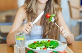 مضغ الطعام ببطء.. تجنب معه أخطر المشاكل الصحية