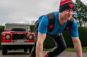 يجر سيارة تزن 1.5 طن لهدف نبيل