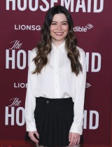 الممثلة والمغنية الأمريكية ميراندا كوسغروف لدى حضورها العرض الأول لفيلم «الخادمة» في لوس أنجلوس. ا ف ب