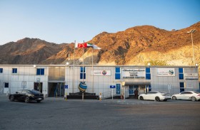 منفذ حتا يعزز انسيابية حركة المسافرين بفتح مسارات إضافية 