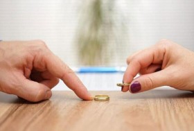 ينهي خطوبته بسبب تعليق خطيبته على «ترند»