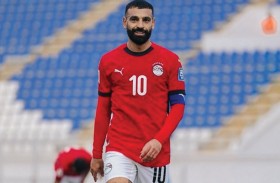 لاعبو منتخب مصر يلتفون حول صلاح 