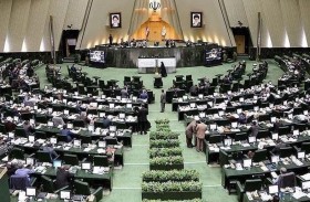 البرلمان الإيراني يبدأ جلسة يتخللها تصويت على إقالة وزير المال بعد الانخفاض الحاد للعملة