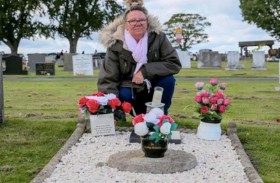 تزور القبر الخطأ لوالدها لمدة 43 عاماً