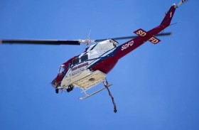 يسقط من ارتفاع 50 قدماً ويظل معلقاً 6 ساعات