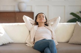 الاستلقاء أم الجلوس؟.. أي الوضعيتين أفضل لصحة الجسم؟