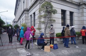 كورونا يغزو تايوان.. وإغلاق المدارس بسبب الثلوج