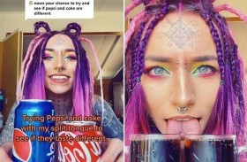 تتذوق شيئين بنفس الوقت بلسانها المشقوق