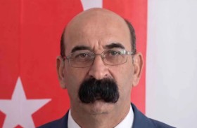 سياسي تركي يثير ضجة عالمية بسبب شاربه