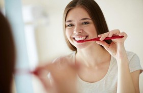 متى يجب تنظيف أسنانك بالفرشاة قبل الإفطار أم بعده؟