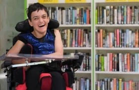 امرأة مصابة بالشلل الدماغي تحصل على أول وظيفة