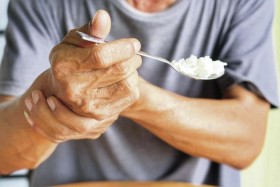 أمل لمرضى باركنسون.. مركب موجود في الفاكهة يحمي الدماغ