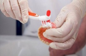 الطريقة الصحيحة لتنظيف طقم الأسنان