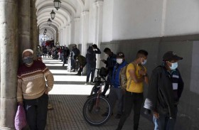 ينتظرون بالساعات من أجل «الزجاجة السامة»