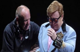 إلتون جون يبكي على المسرح ويعتذر