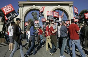 كتّاب السيناريو في هوليوود يبدؤون إضراباً 