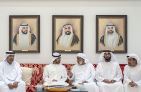 خليفة بن طحنون بن محمد يُقدم واجب العزاء في وفاة سهيل محمد العامري