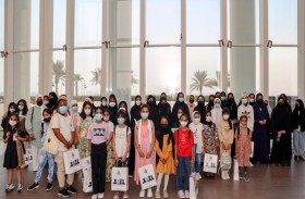 وفد من طالبات نادي الإمارات العلمي يزور جامعة دبي 