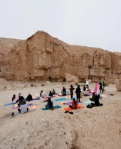نساء سعوديات يمارسن اليوغا خلال رحلة يوغا إلى جبال الأحساء بالمملكة العربية السعودية. رويترز