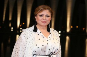 إلهام شاهين تحتفل  بـ «حظر تجول» وسط النجوم