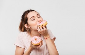 ماذا يحدث لبشرتك عند تناول الحلوى يومياً؟