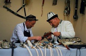 صناعة السياط.. حكاية  لخيول جامحة من كازاخستان