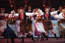 عرض فلكلوري مبهر تقدمه الفرقة الوطنية البولندية في إكسبو 2020 دبي