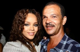 ريهانا تعيش حالة حزن على والدها