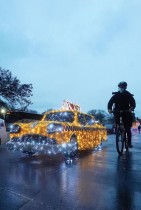 سيارة أجرة مصنوعة من أضواء عيد الميلاد تسمى   «سيارة الكريسماس» خلال موسم العطلات في حي مانهاتن بمدينة نيويورك. رويترز