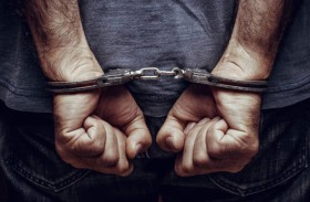 يُخدّر ويغتصب النساء ويوثّق جرائمه بالفيديو