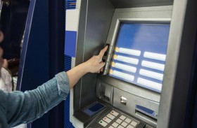 يفجرون ماكينة صراف آلي.. وتسابق لجمع النقود