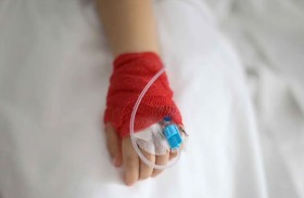 زيّفت إصابة ابنها بالسرطان لجمع تبرعات