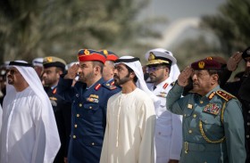  خليفة بن طحنون يرفع علم الدولة في واحة الكرامة