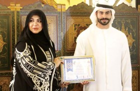 الشيخ حميد بن خالد القاسمي يكرم  منى المنصوري في يوم زايد للعمل الخيري