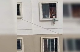 طفلة معلّقة في نافذة 15 دقيقة