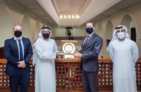 «علاقات الشارقة» تبحث التعاون العلمي ومبادرات الاستدامة البيئية مع الدنمارك