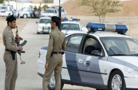 يقتل مؤذنا ومصليا لخلاف على مواقيت الصلاة