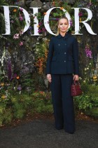 الممثلة البريطانية أنابيل واليس تقف خلال جلسة تصوير قبل عرض أزياء (Dior Croisiere Cruise) في قلعة دروموند، في اسكتلندا. (ا ف ب)