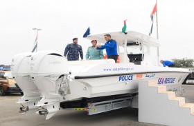 قائد عام شرطة رأس الخيمة يدشن زورق بحث و إنقاذ حديثا