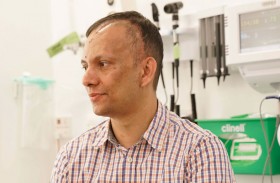 مستشفى توام يستأصل ورماً دماغياً في عملية فريدة من نوعها بفتح جمجمة المريض أثناء اليقظة 