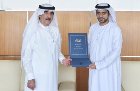 حاكم أم القيوين يستقبل مواطناً حاصلاً على دكتوراه في البحث الجنائي