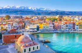 سبب غريب وراء إقبال السياح على جزيرة يونانية نائية