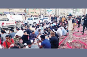 برعاية الهلال.. تنظيم أطول سفرة إفطار صائم في المكلا