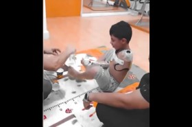 نهاية سعيدة لطفل ولد بلا ذراعين وبات قادرًا على الكتابة