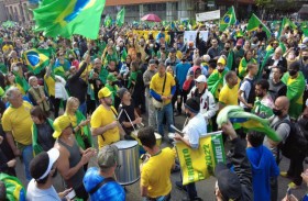 مؤيدون للرئيس البرازيلي يتظاهرون ضد الاقتراع الإلكتروني 