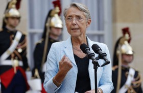  رئيسة الحكومة الفرنسية تلوّح بإجبار عمّال على العودة إلى العمل 