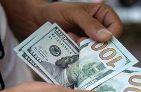 الدولار يتمسك بمكاسبه مع تنامي الشكوك في التعافي  